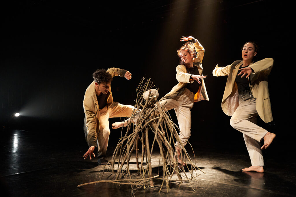 3 actores bailando en la obra de teatro