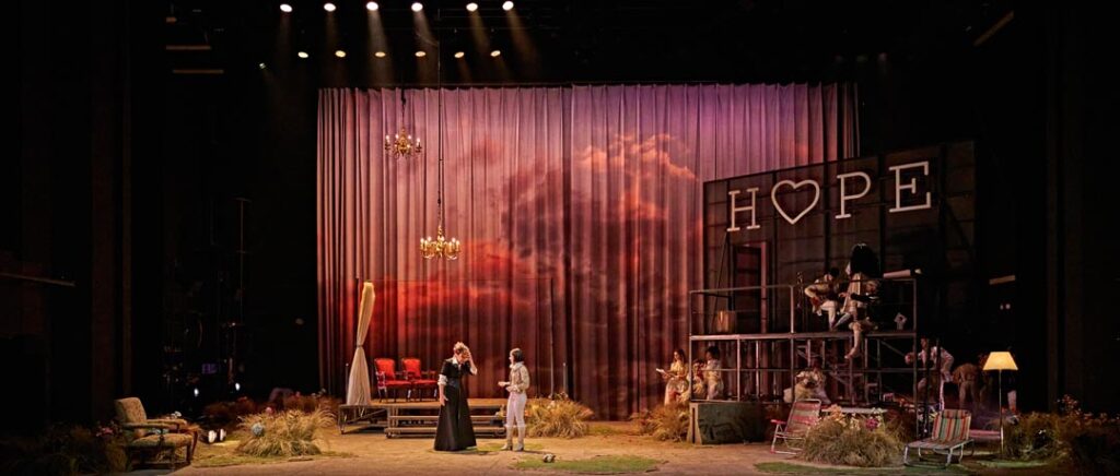 Se muestra una imagen en la que varios actores representan una obra de teatro