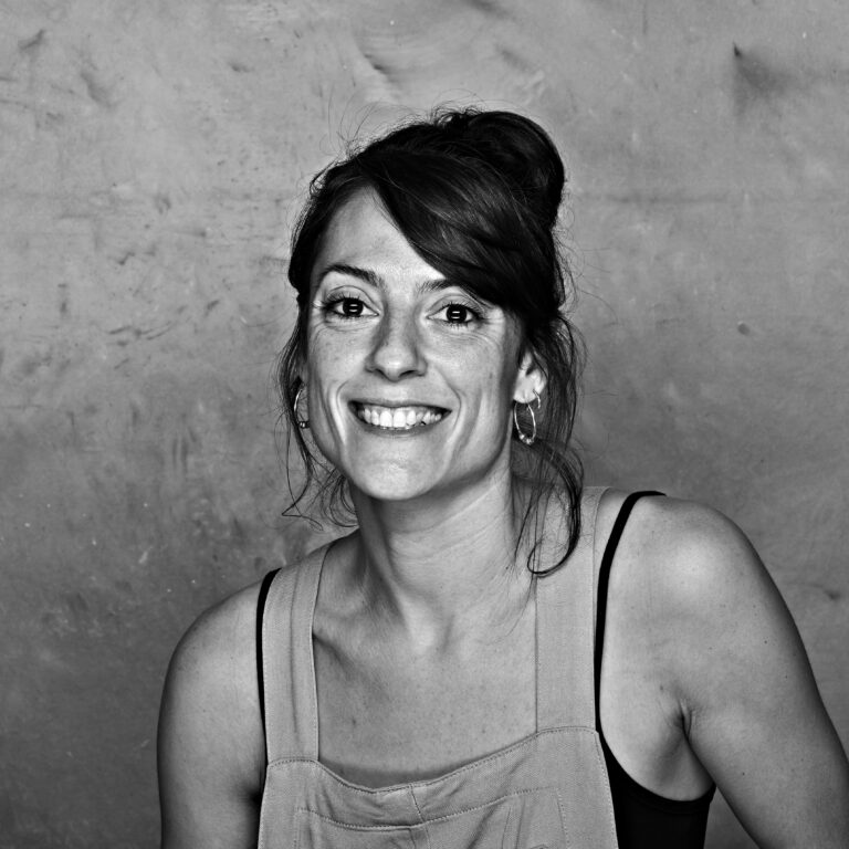 Muestra una mujer que es la representante de la web